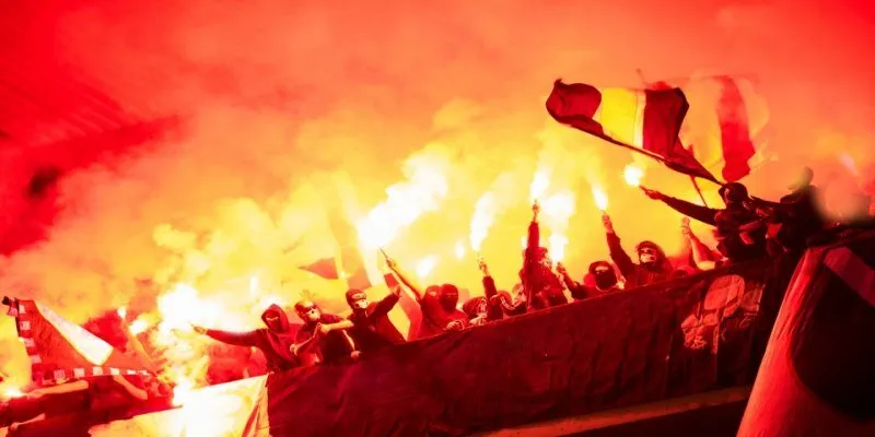 Hooligan là gì là những người hâm mộ bóng đá gây ẩu đả và phá hoại